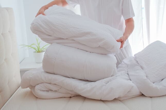 How to Clean Pillows and Duvets at Home