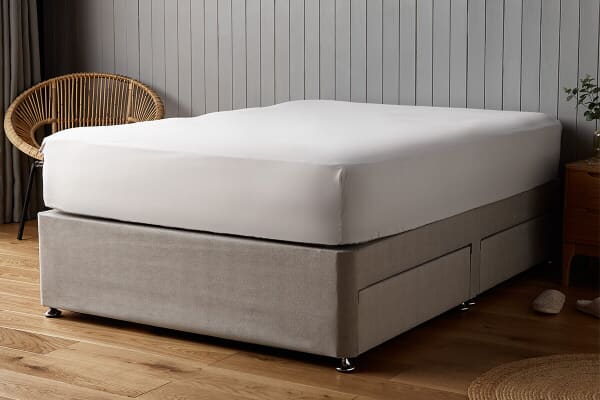 An image for Silentnight Supersoft Fitted Sheet - White